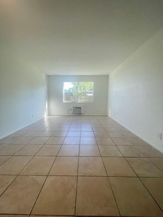 Active With Contract: $1,450 (1 beds, 1 baths, 640 Square Feet)