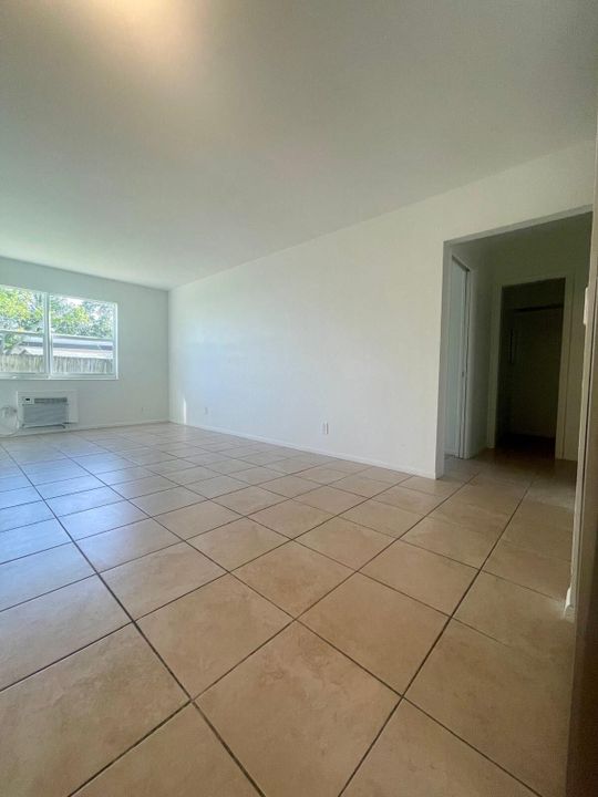Active With Contract: $1,450 (1 beds, 1 baths, 640 Square Feet)