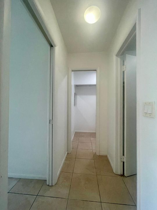 Active With Contract: $1,450 (1 beds, 1 baths, 640 Square Feet)