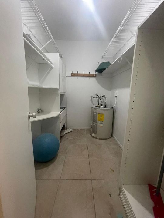 Active With Contract: $1,450 (1 beds, 1 baths, 640 Square Feet)