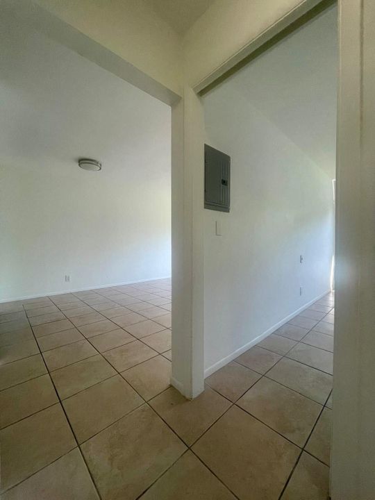 Active With Contract: $1,450 (1 beds, 1 baths, 640 Square Feet)