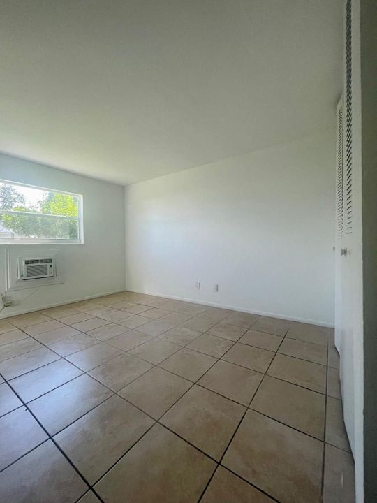 Active With Contract: $1,450 (1 beds, 1 baths, 640 Square Feet)