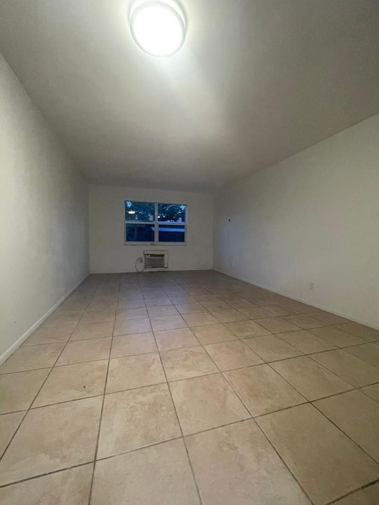 Active With Contract: $1,450 (1 beds, 1 baths, 640 Square Feet)