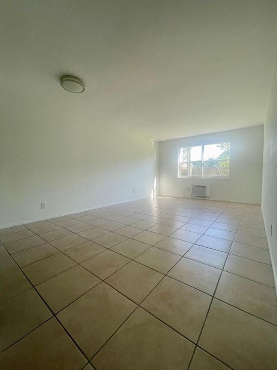 Active With Contract: $1,450 (1 beds, 1 baths, 640 Square Feet)