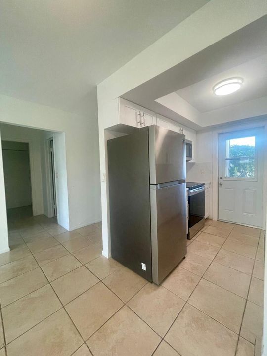 Active With Contract: $1,450 (1 beds, 1 baths, 640 Square Feet)