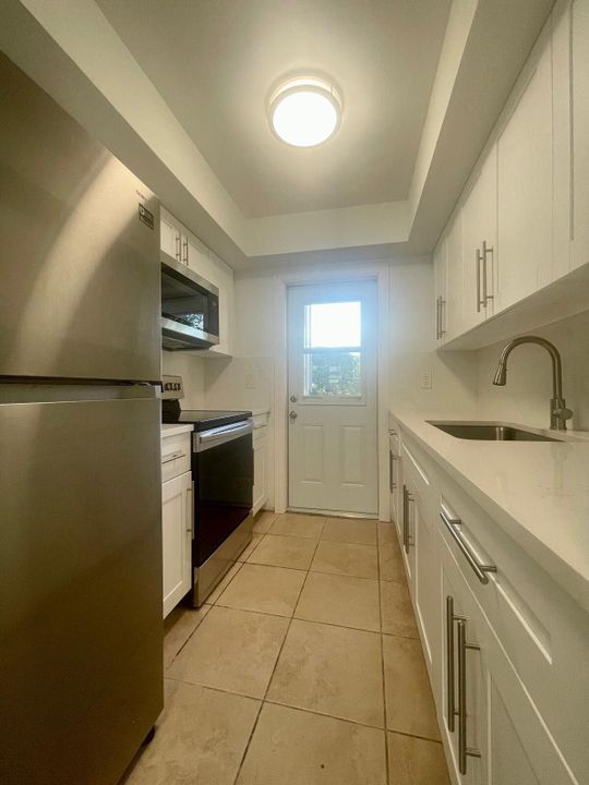 Active With Contract: $1,450 (1 beds, 1 baths, 640 Square Feet)