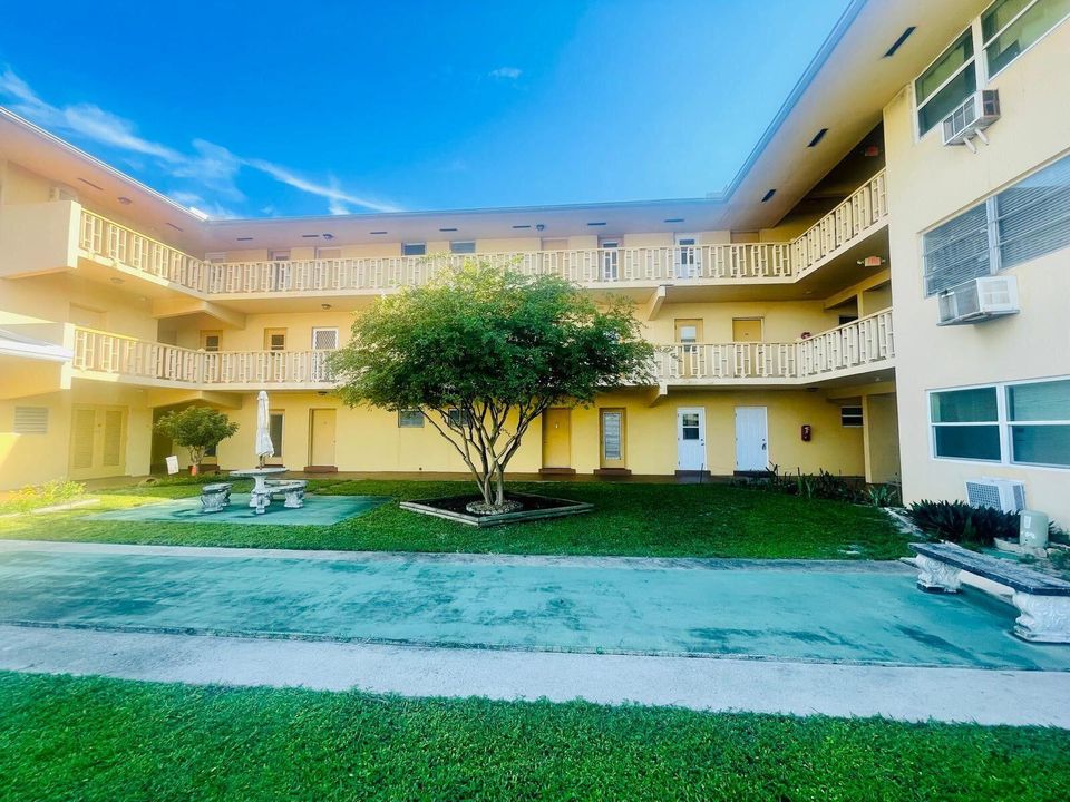 Active With Contract: $1,450 (1 beds, 1 baths, 640 Square Feet)