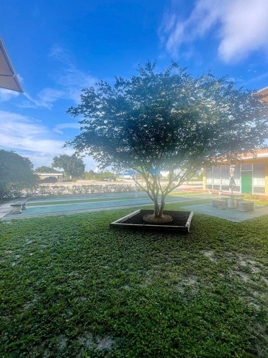 Active With Contract: $1,450 (1 beds, 1 baths, 640 Square Feet)