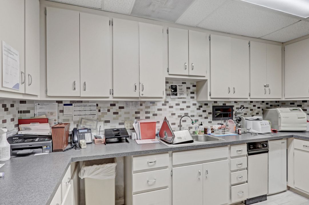 На продажу: $32 (0 спален, 0 ванн, 2851 Квадратных фут)