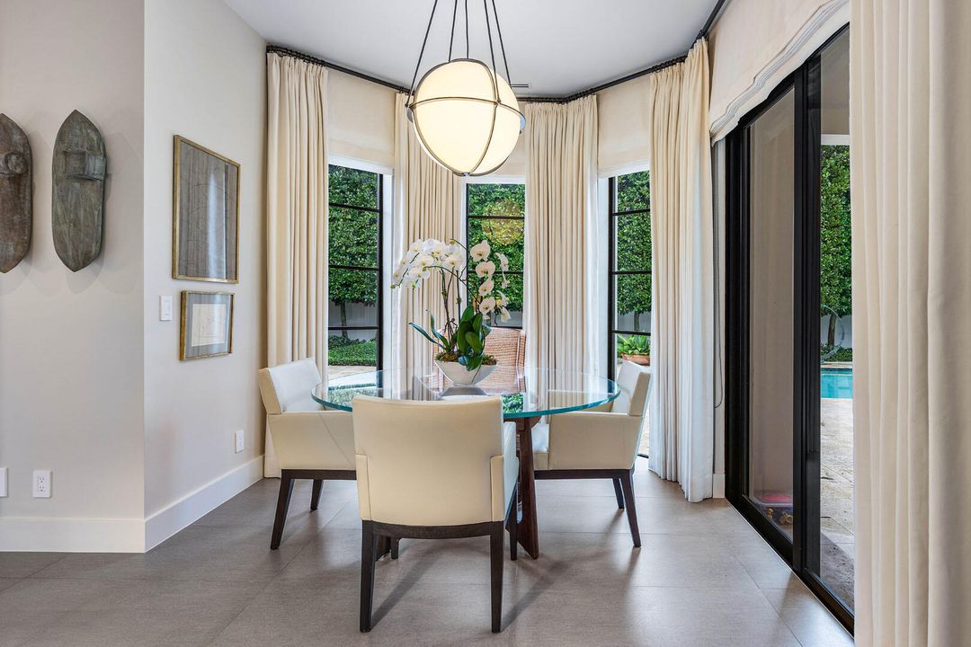 合同活跃: $8,750,000 (5 贝兹, 6 浴室, 6793 平方英尺)