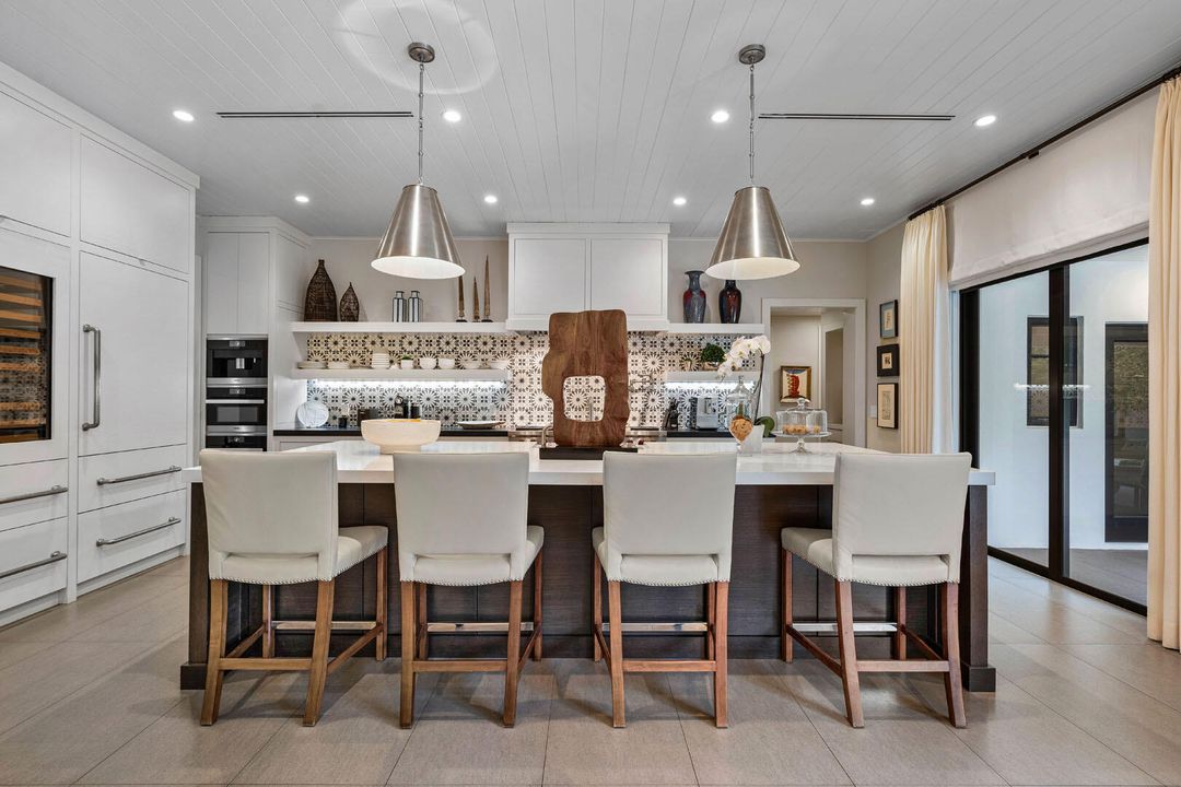 合同活跃: $8,750,000 (5 贝兹, 6 浴室, 6793 平方英尺)