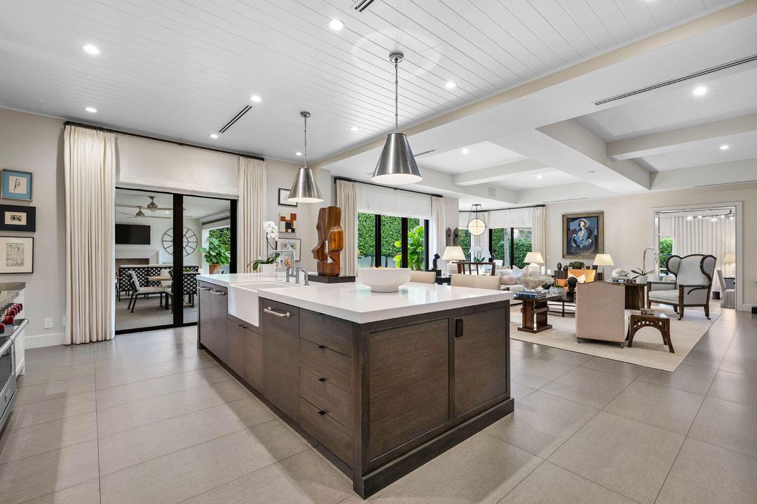 合同活跃: $8,750,000 (5 贝兹, 6 浴室, 6793 平方英尺)