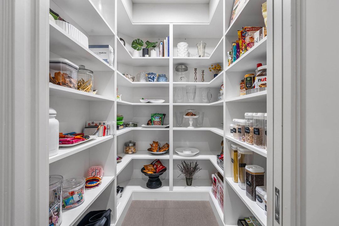 合同活跃: $8,750,000 (5 贝兹, 6 浴室, 6793 平方英尺)