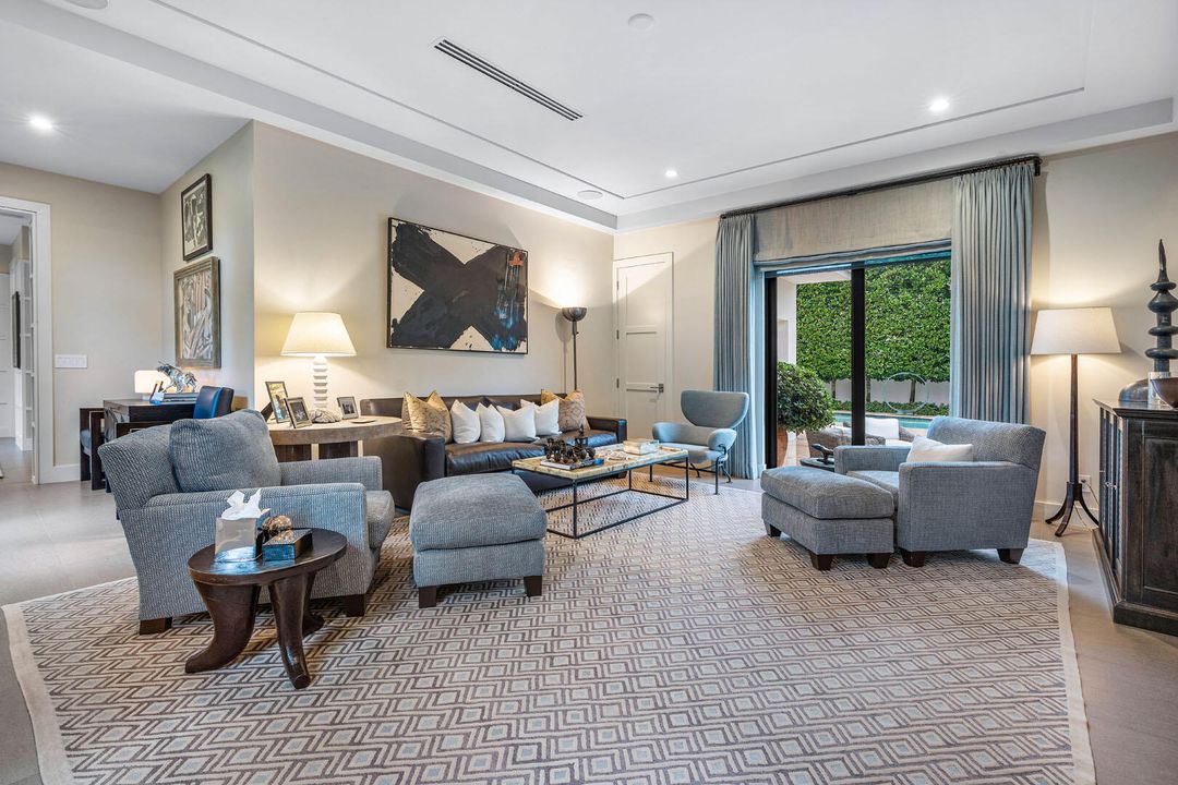 合同活跃: $8,750,000 (5 贝兹, 6 浴室, 6793 平方英尺)