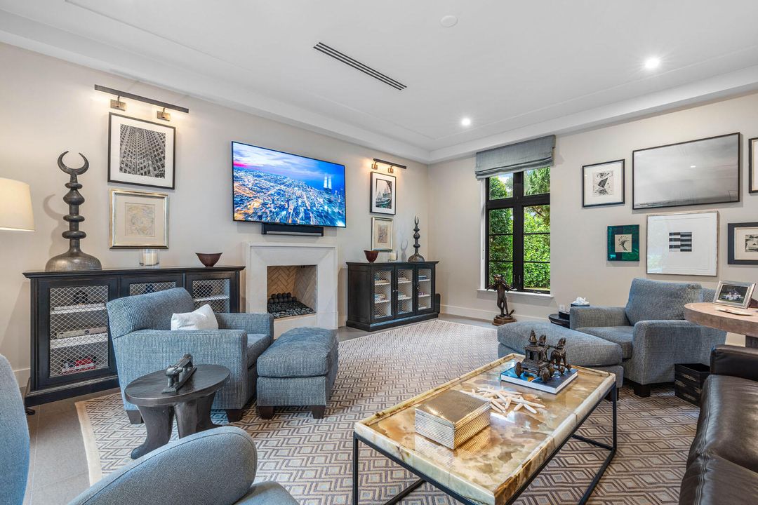 合同活跃: $8,750,000 (5 贝兹, 6 浴室, 6793 平方英尺)