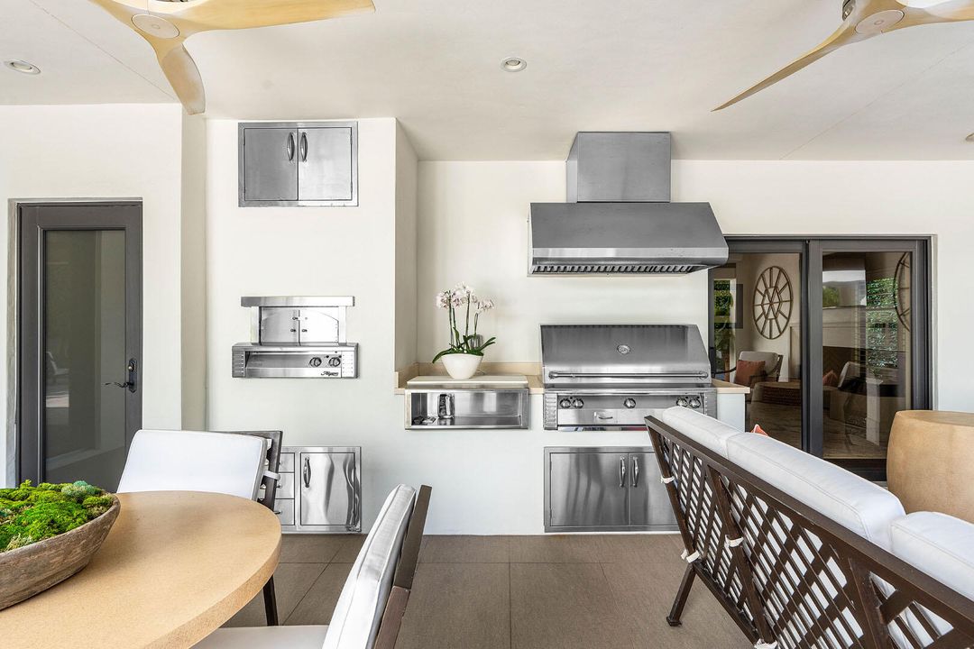 合同活跃: $8,750,000 (5 贝兹, 6 浴室, 6793 平方英尺)