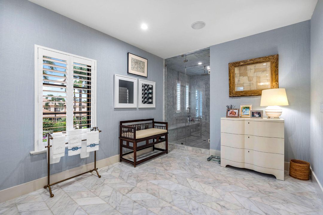 合同活跃: $8,750,000 (5 贝兹, 6 浴室, 6793 平方英尺)