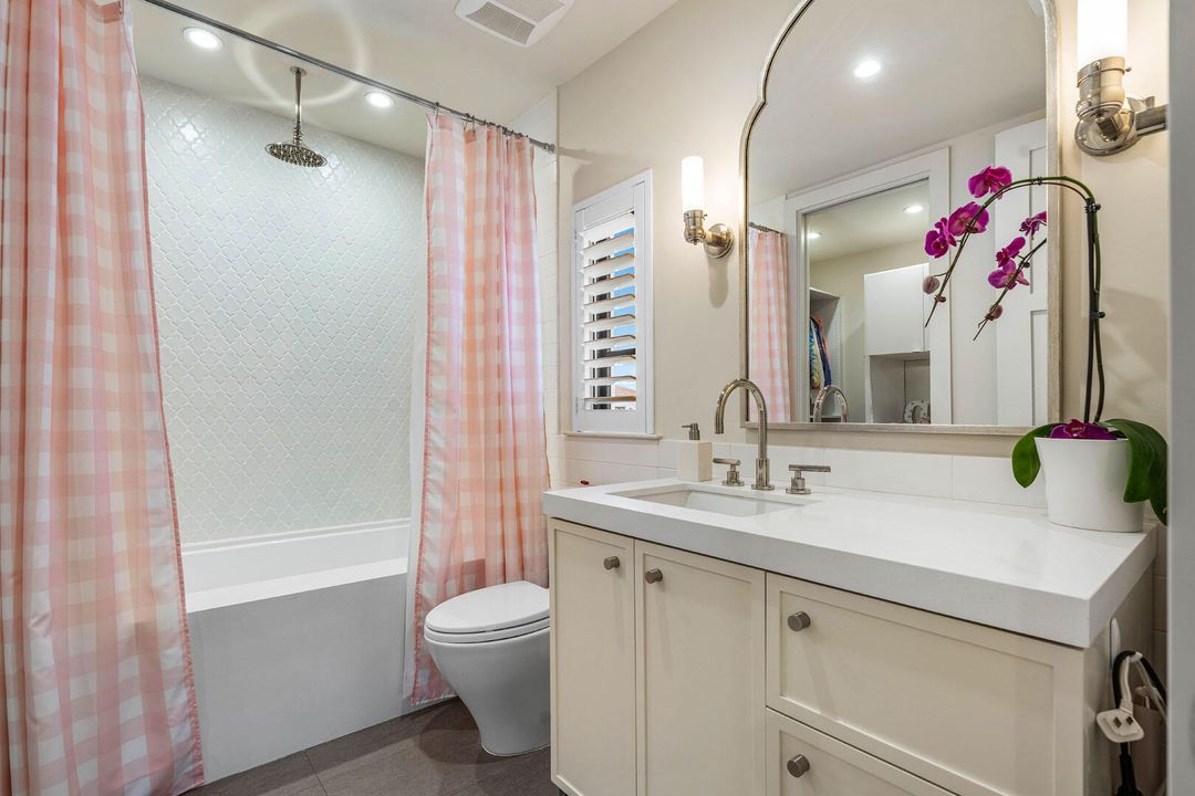 合同活跃: $8,750,000 (5 贝兹, 6 浴室, 6793 平方英尺)