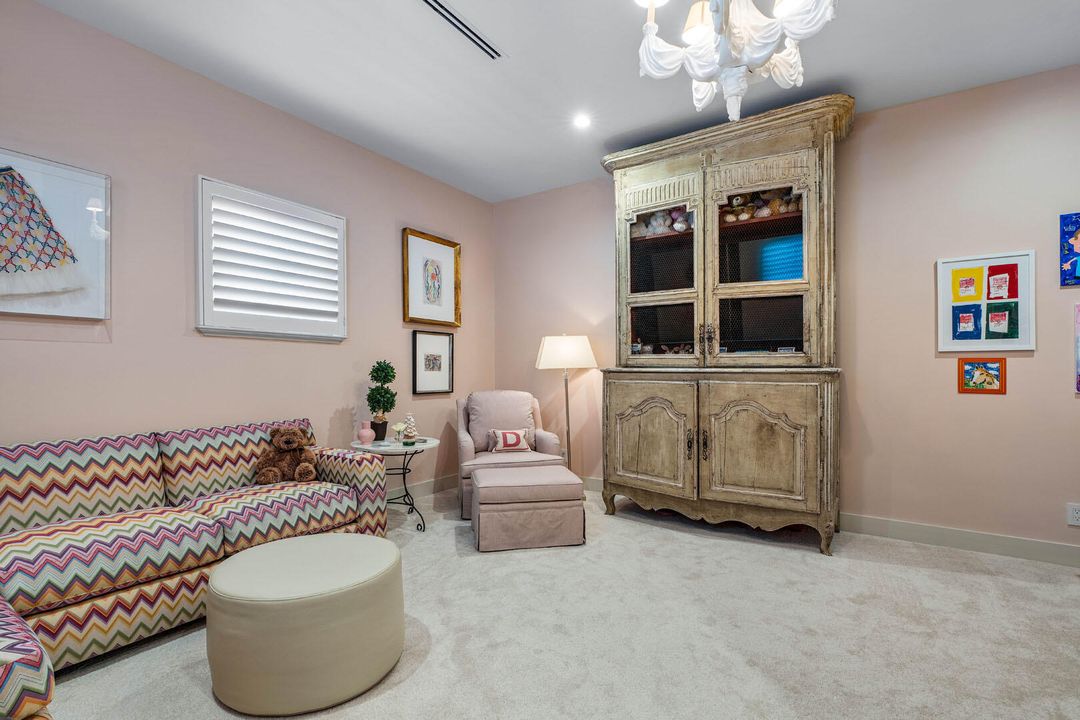 合同活跃: $8,750,000 (5 贝兹, 6 浴室, 6793 平方英尺)