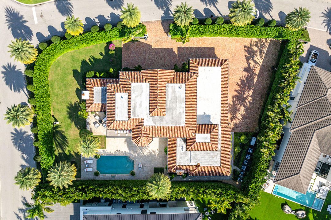 合同活跃: $8,750,000 (5 贝兹, 6 浴室, 6793 平方英尺)