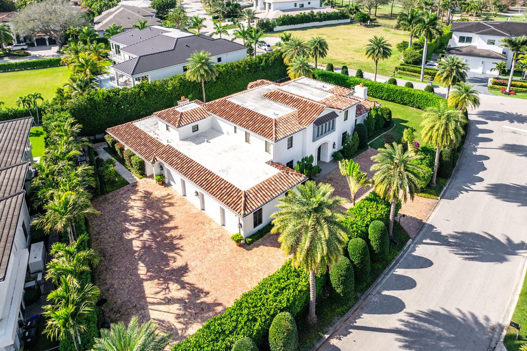 合同活跃: $8,750,000 (5 贝兹, 6 浴室, 6793 平方英尺)