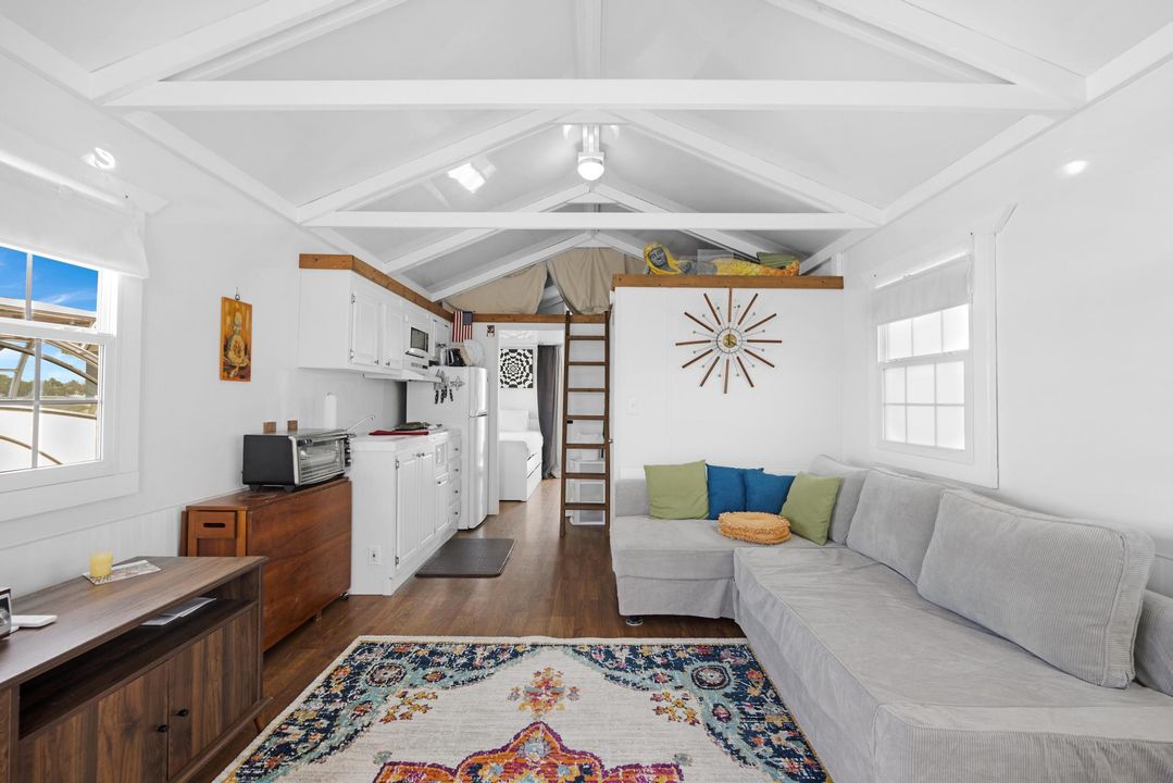 For Sale: $250,000 (1 beds, 1 baths, 600 Square Feet)