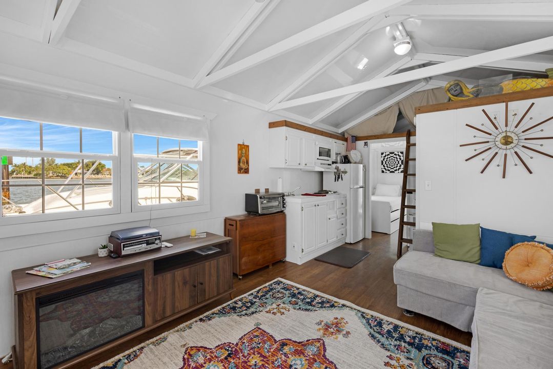 For Sale: $250,000 (1 beds, 1 baths, 600 Square Feet)