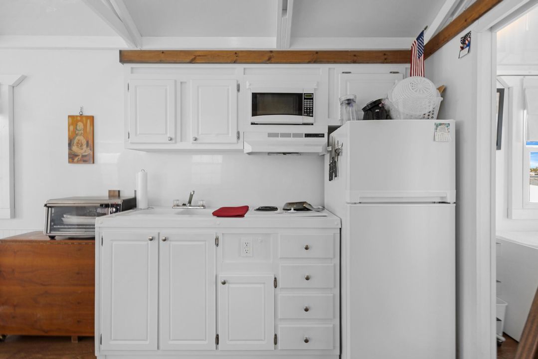 For Sale: $250,000 (1 beds, 1 baths, 600 Square Feet)