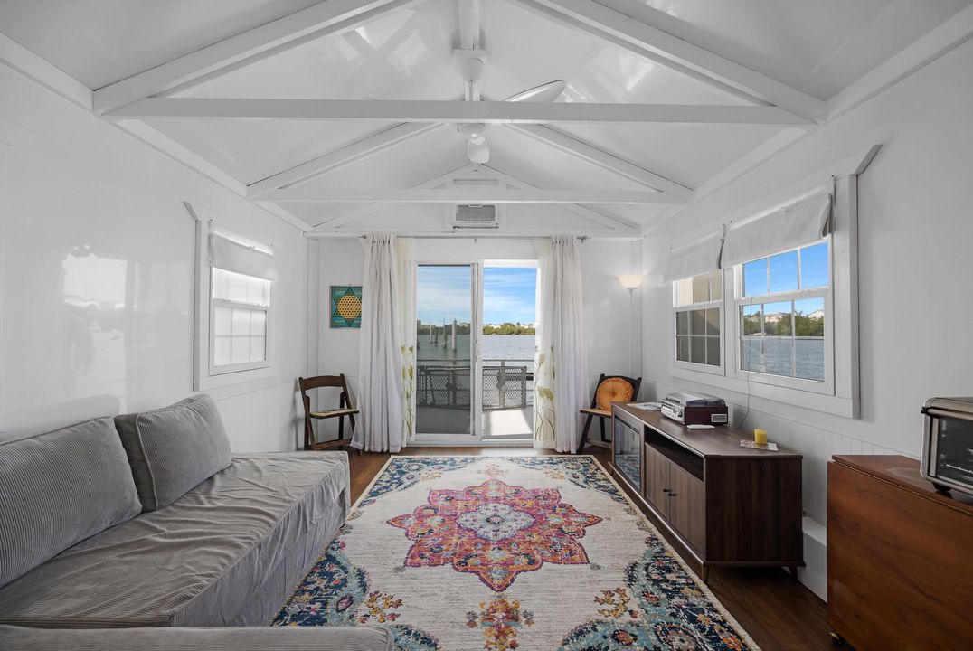 For Sale: $250,000 (1 beds, 1 baths, 600 Square Feet)