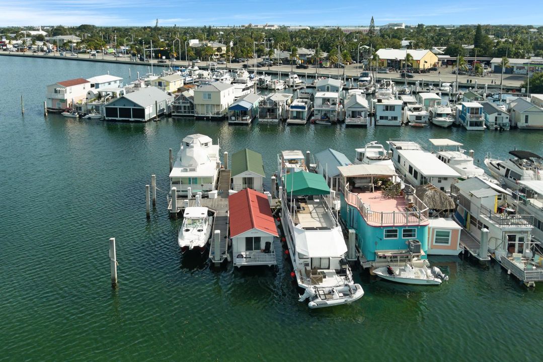 For Sale: $250,000 (1 beds, 1 baths, 600 Square Feet)