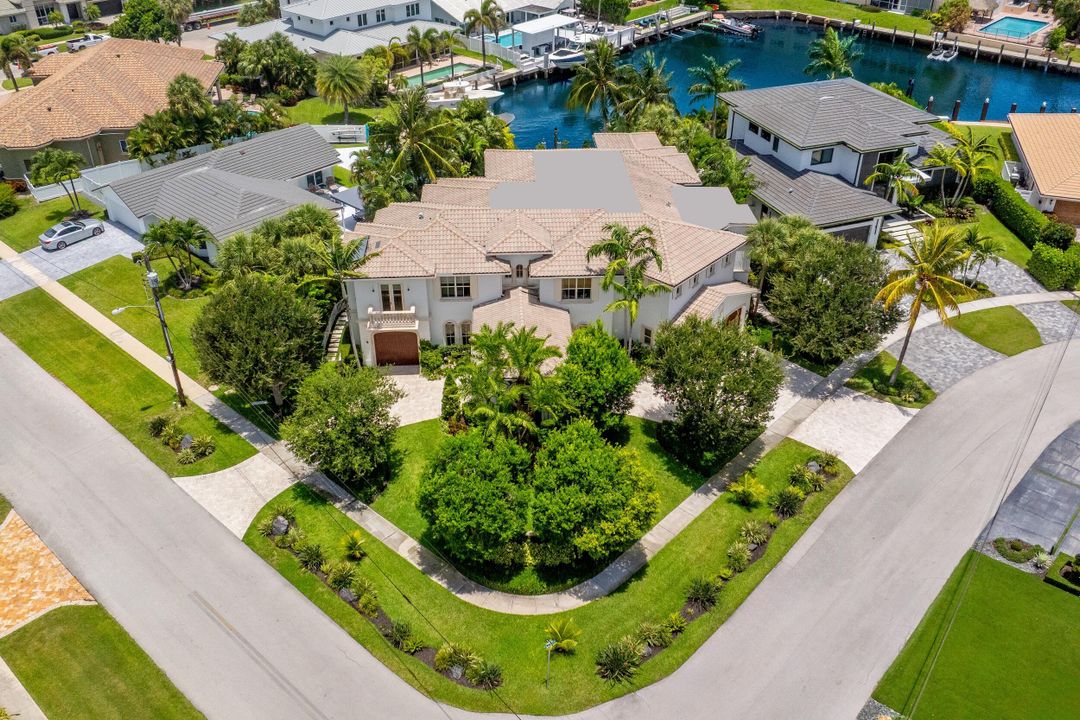 Под контрактом: $5,750,000 (5 спален, 7 ванн, 6051 Квадратных фут)