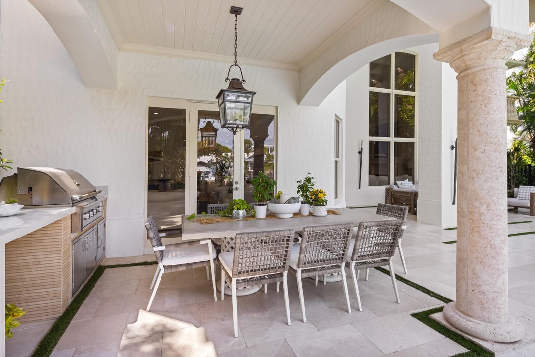 Под контрактом: $5,750,000 (5 спален, 7 ванн, 6051 Квадратных фут)