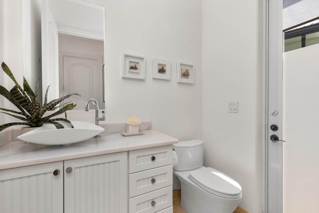 Под контрактом: $5,750,000 (5 спален, 7 ванн, 6051 Квадратных фут)