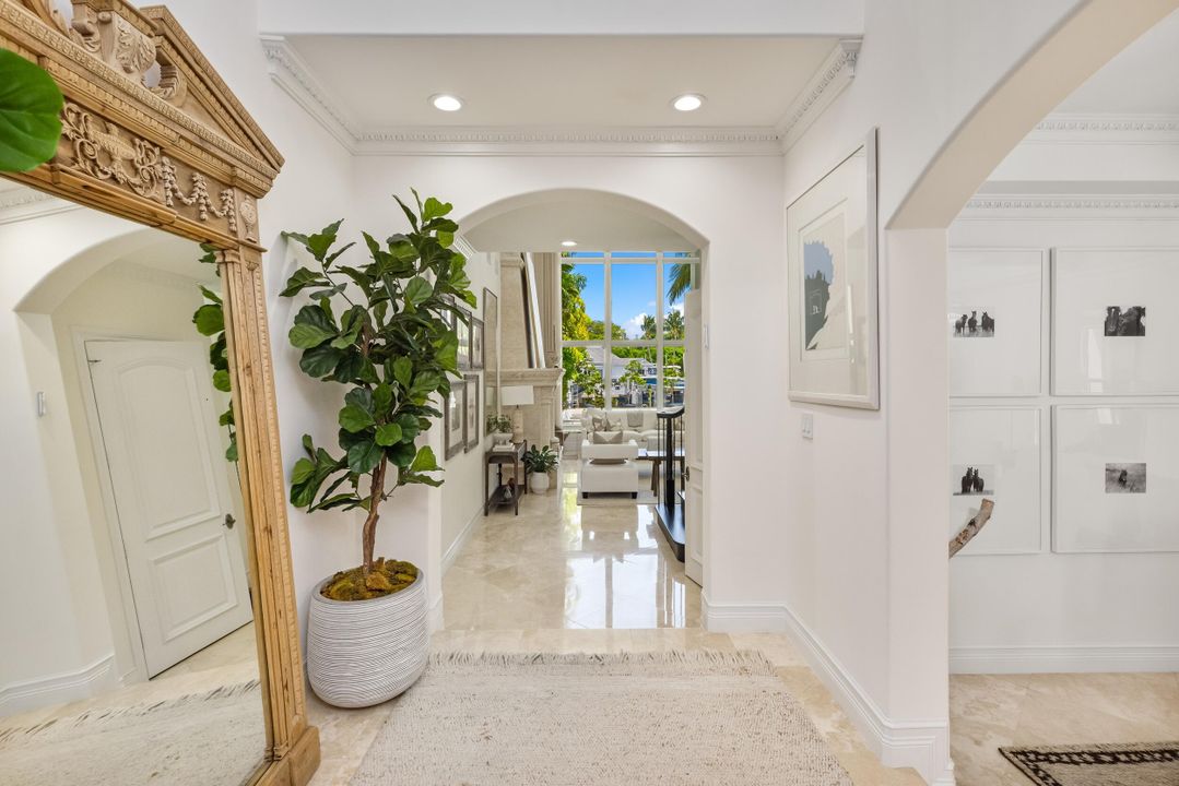 Под контрактом: $5,750,000 (5 спален, 7 ванн, 6051 Квадратных фут)