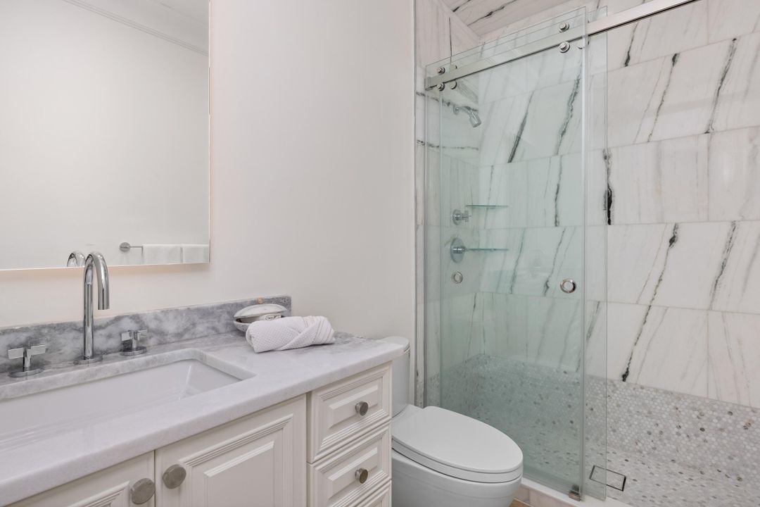 Под контрактом: $5,750,000 (5 спален, 7 ванн, 6051 Квадратных фут)