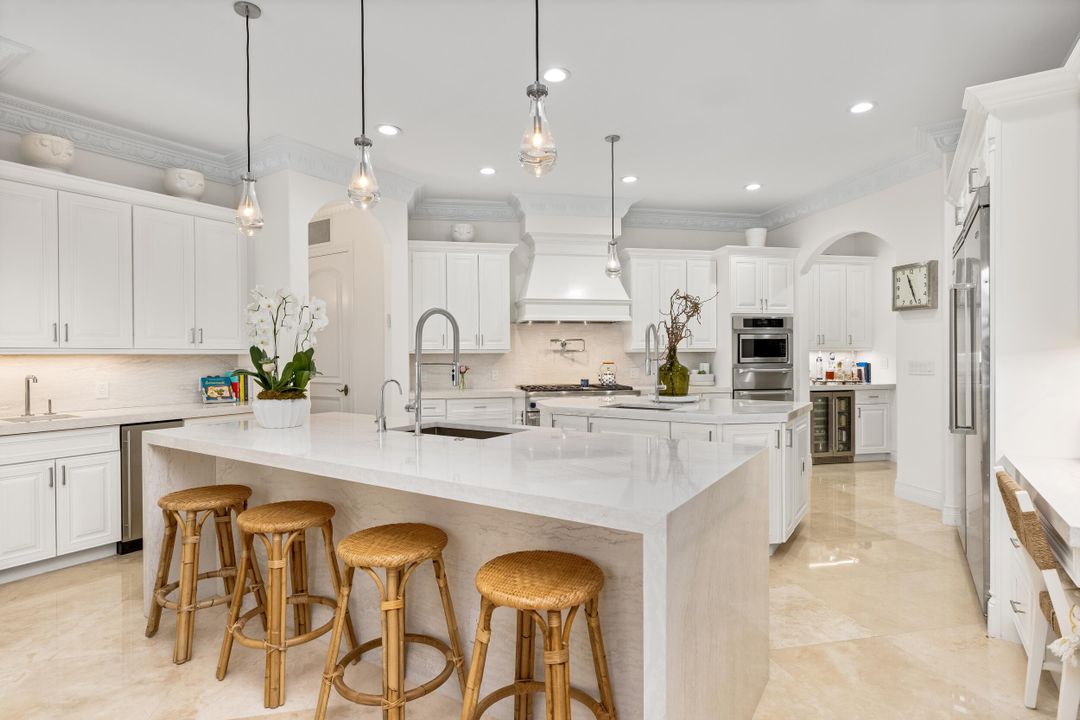 Под контрактом: $5,750,000 (5 спален, 7 ванн, 6051 Квадратных фут)