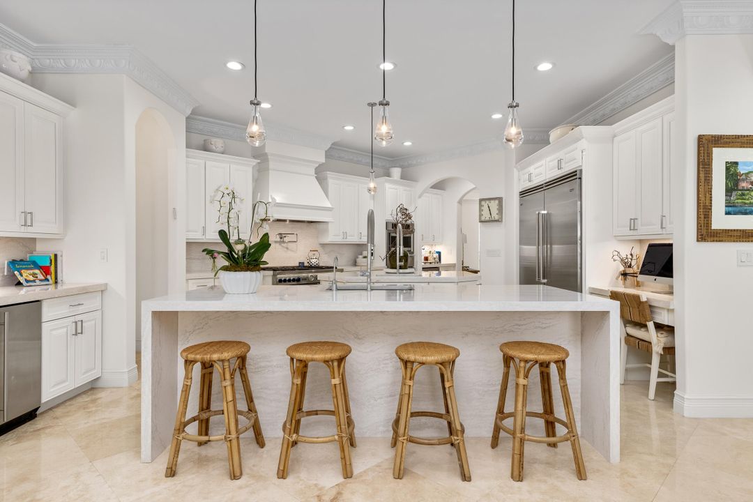 Под контрактом: $5,750,000 (5 спален, 7 ванн, 6051 Квадратных фут)