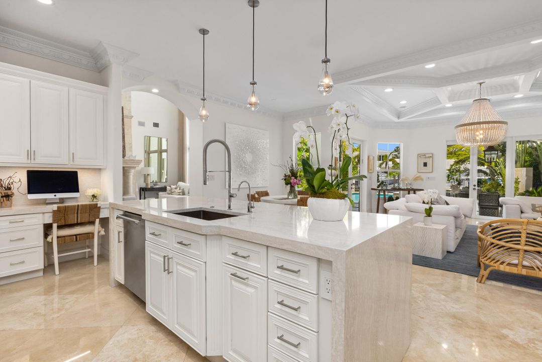 Под контрактом: $5,750,000 (5 спален, 7 ванн, 6051 Квадратных фут)