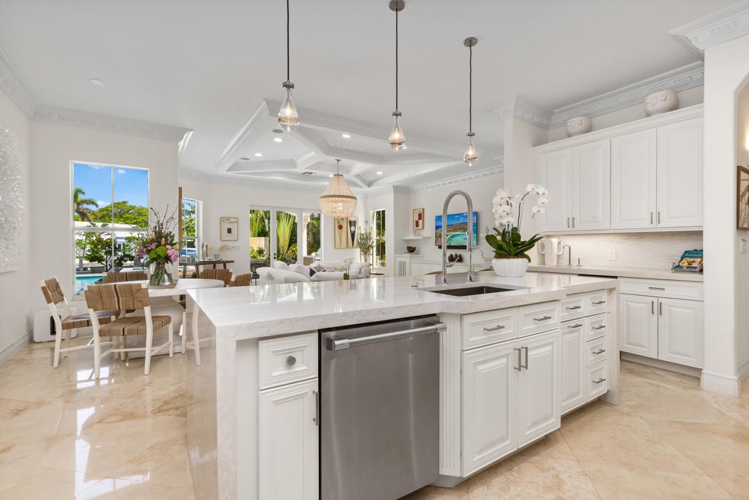 Под контрактом: $5,750,000 (5 спален, 7 ванн, 6051 Квадратных фут)