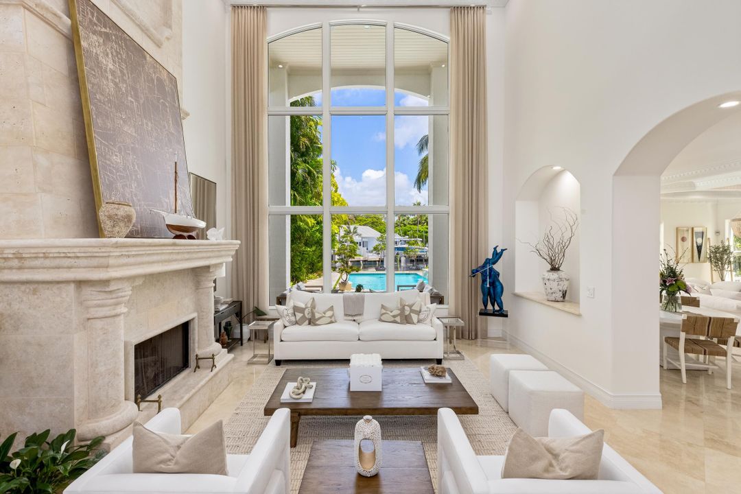 Под контрактом: $5,750,000 (5 спален, 7 ванн, 6051 Квадратных фут)