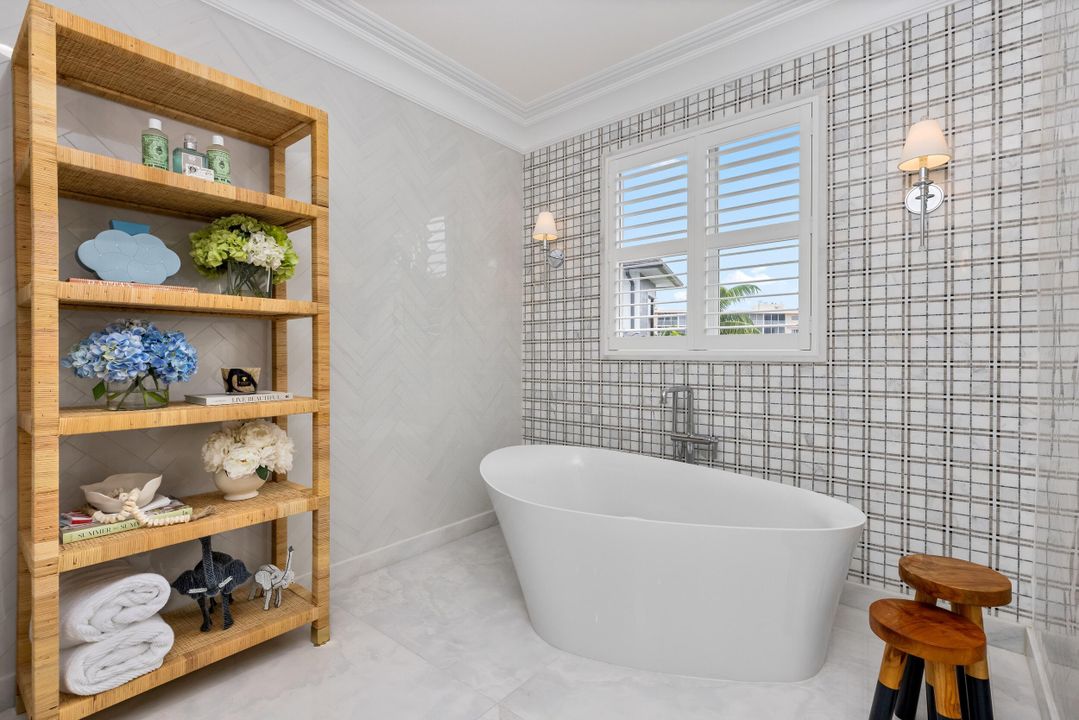 Под контрактом: $5,750,000 (5 спален, 7 ванн, 6051 Квадратных фут)