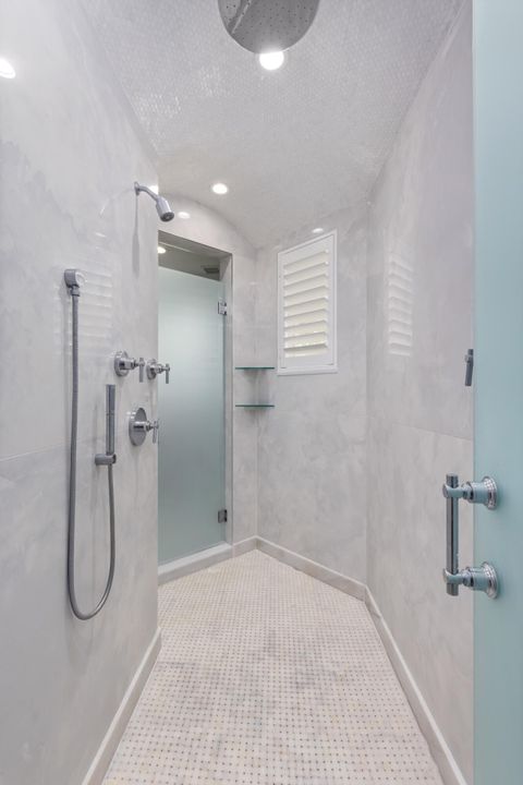 Под контрактом: $5,750,000 (5 спален, 7 ванн, 6051 Квадратных фут)