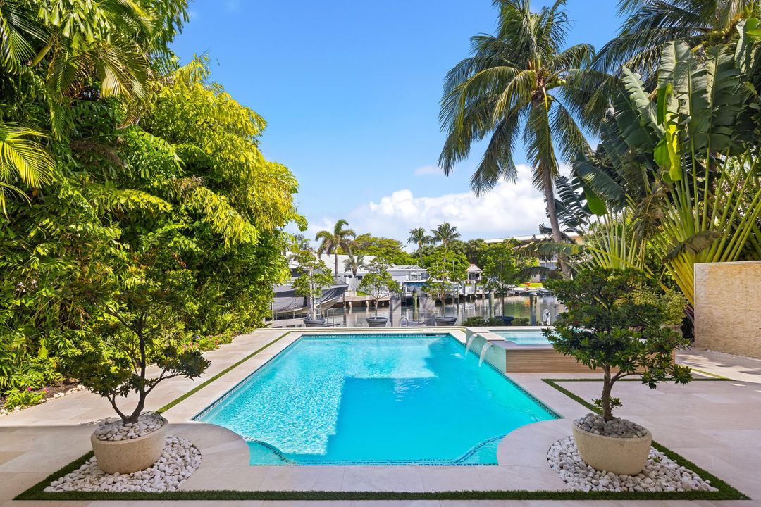 Под контрактом: $5,750,000 (5 спален, 7 ванн, 6051 Квадратных фут)