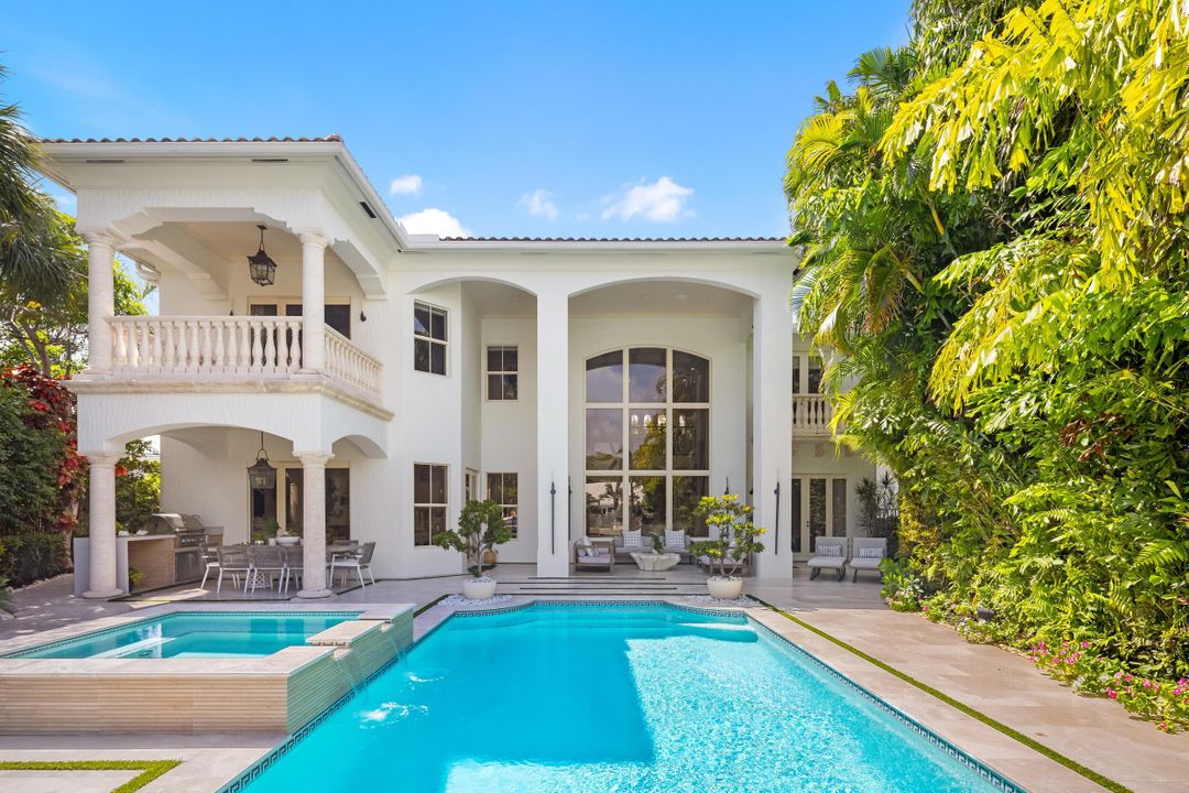 Под контрактом: $5,750,000 (5 спален, 7 ванн, 6051 Квадратных фут)