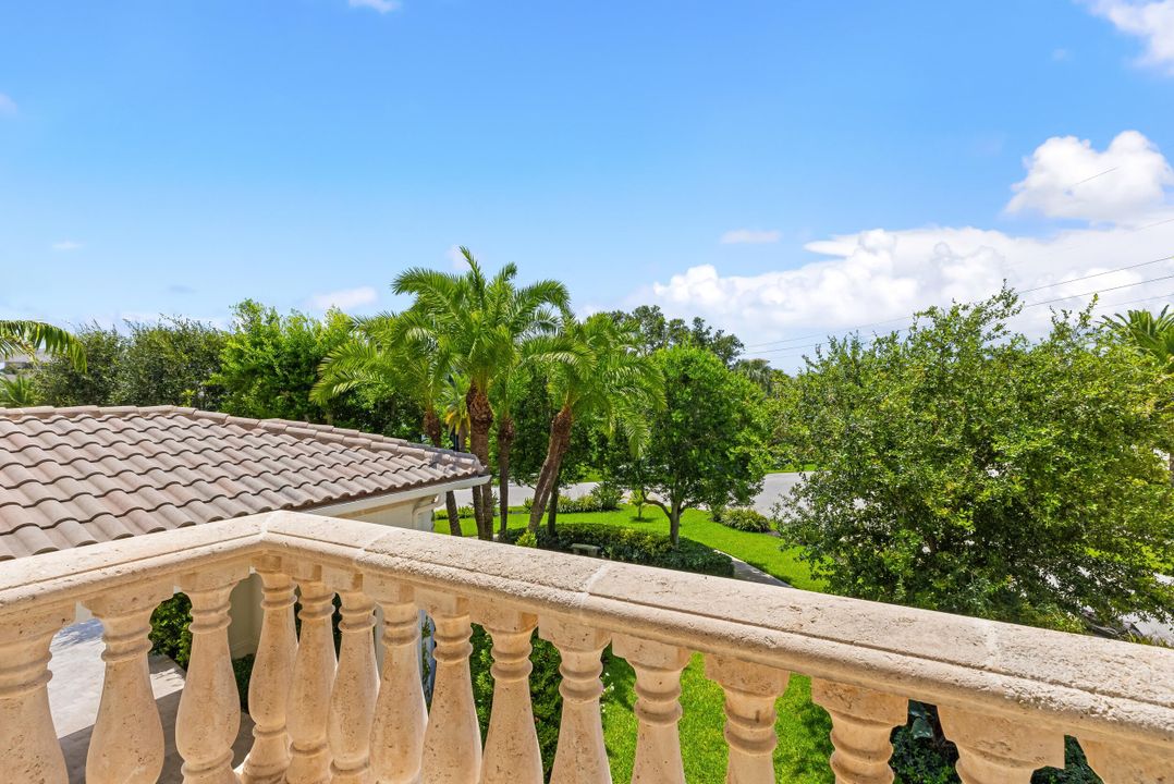 Под контрактом: $5,750,000 (5 спален, 7 ванн, 6051 Квадратных фут)