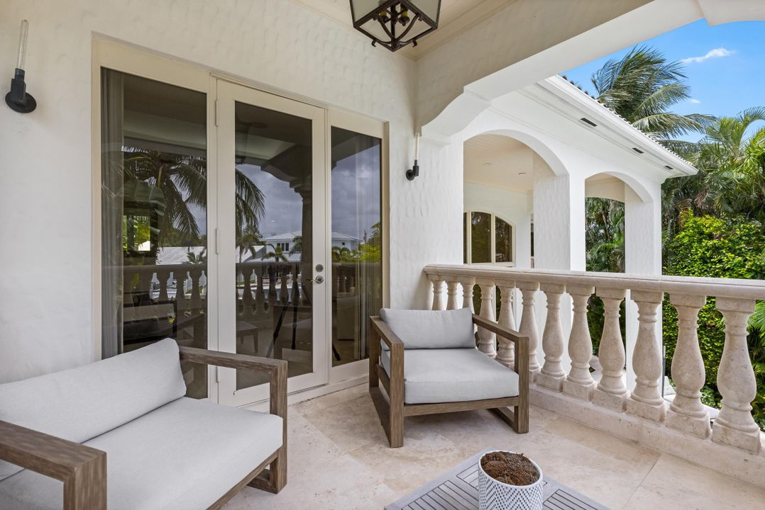 Под контрактом: $5,750,000 (5 спален, 7 ванн, 6051 Квадратных фут)