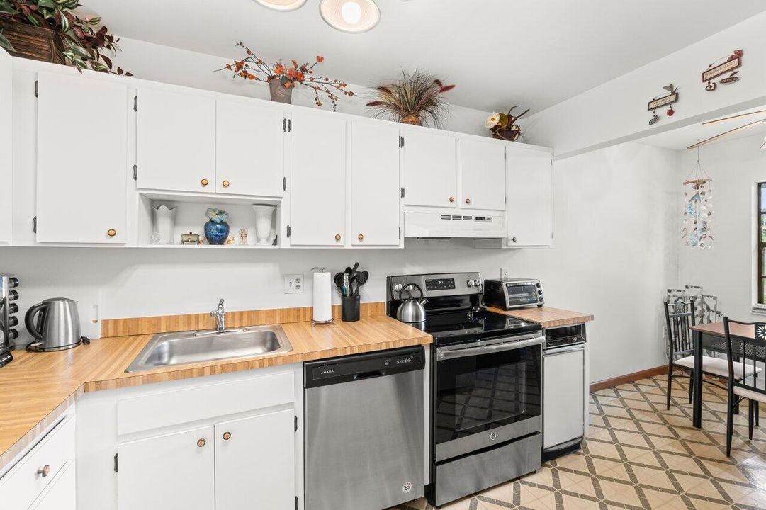 Active With Contract: $5,500 (2 beds, 2 baths, 1388 Square Feet)