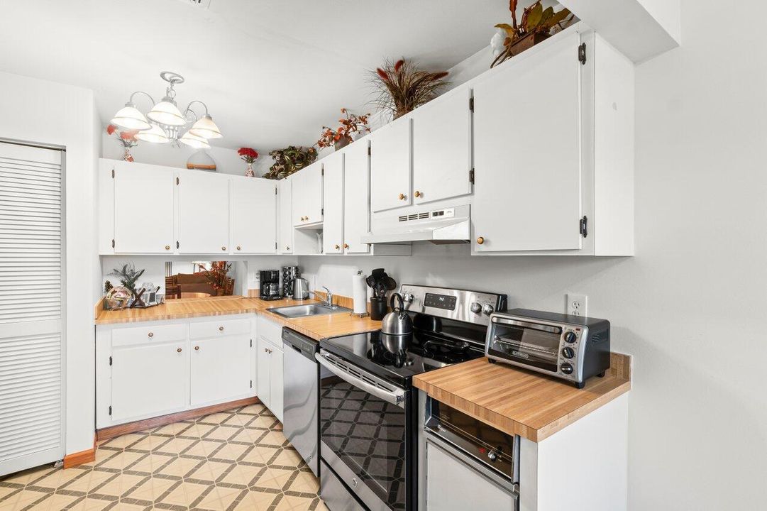 Active With Contract: $5,500 (2 beds, 2 baths, 1388 Square Feet)