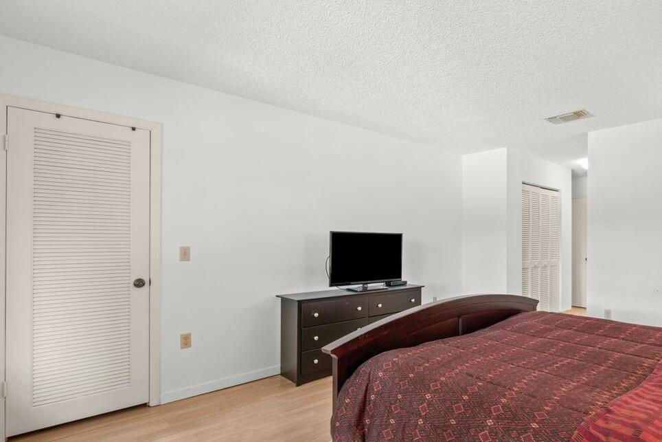 Active With Contract: $5,500 (2 beds, 2 baths, 1388 Square Feet)