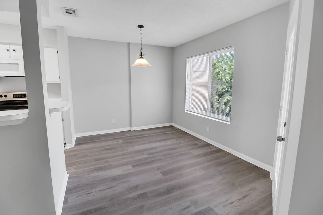 Active With Contract: $159,000 (2 beds, 2 baths, 884 Square Feet)